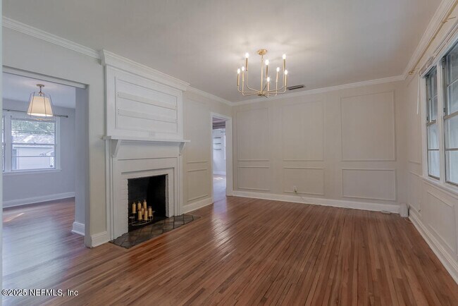 Building Photo - 1375 Menna St