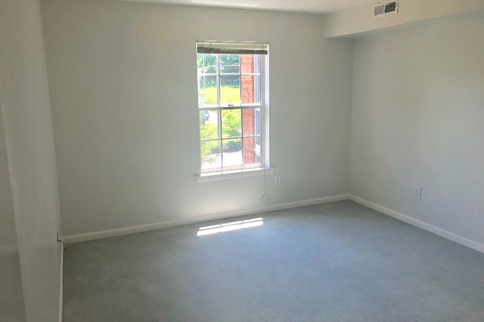 Spacious guest bedroom - 2151 Broadway Ave SW