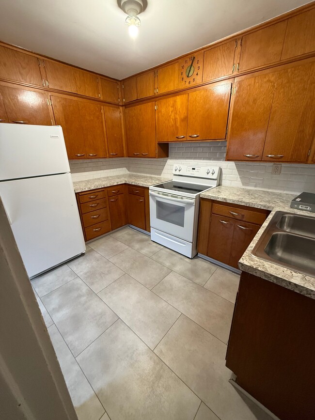 Building Photo - 1114 N Carlos Ave