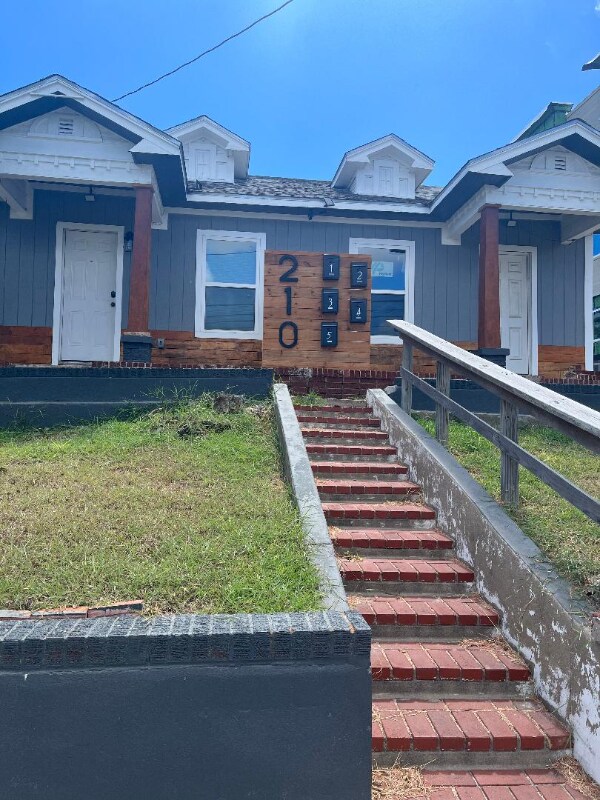 Foto principal - 210 S Tancahua St