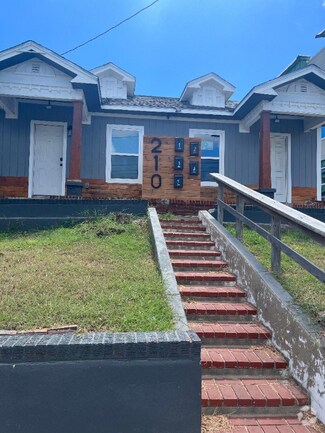 Building Photo - 210 S Tancahua St