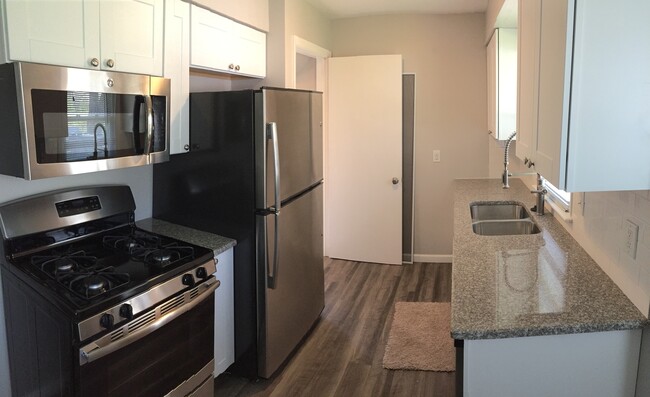 Building Photo - Beautiful 3-Bedroom Ranch available for im...