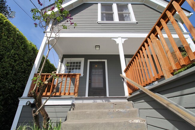 Building Photo - 2027 NW 21st Ave