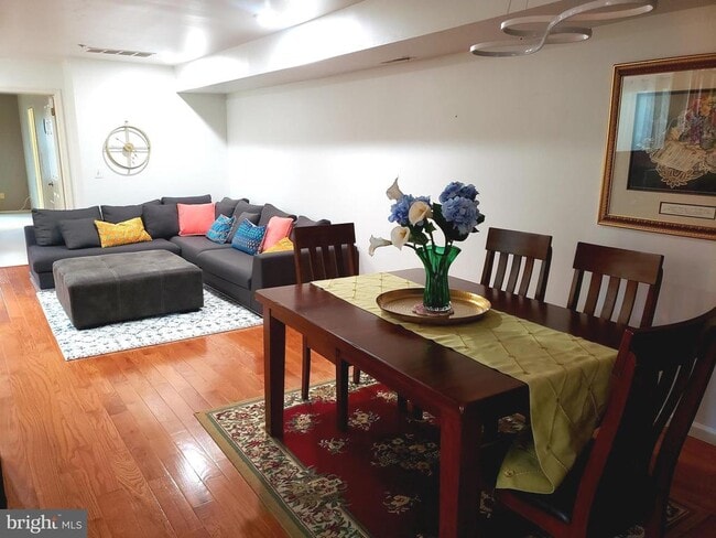 Building Photo - 1132 Chanticleer