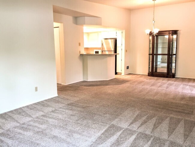 Building Photo - Spacious 2db, 2ba Condo Downtown Bellevue ...
