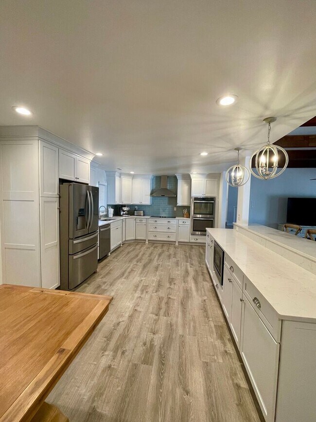 Building Photo - Beautiful Waterfront home with private dock