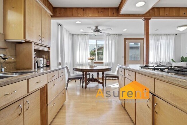 Foto del edificio - Amazing Fully Renovated Custom Furnished H...
