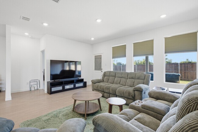 Foto del edificio - 647 Fisher Ln