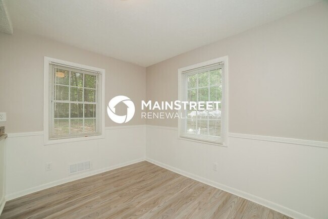 Building Photo - 3 Bedroom Pet-Friendly Home in Riverdale, ...