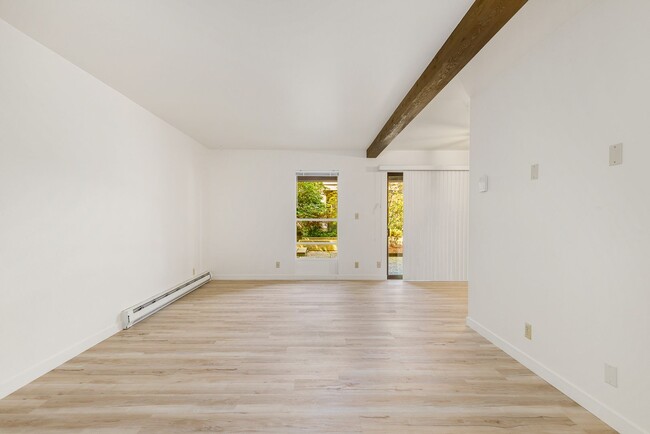 Building Photo - 922 100th Ave NE