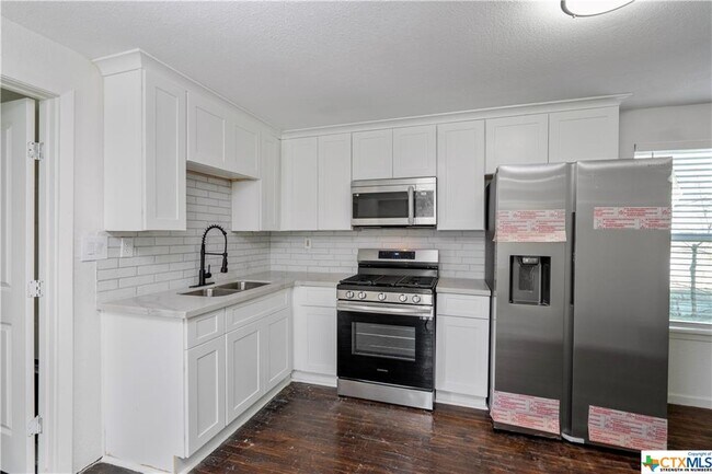 Building Photo - 808 S Terrace St