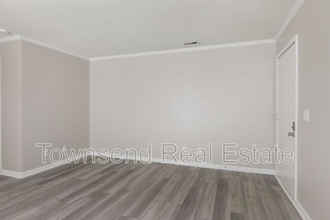 Building Photo - 5849 Century Oaks Dr