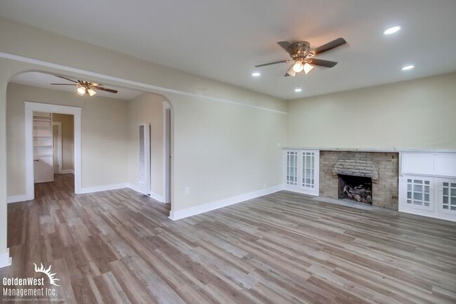 Building Photo - Newly Renovated 2Bdm 1Ba Craftsman Home in...