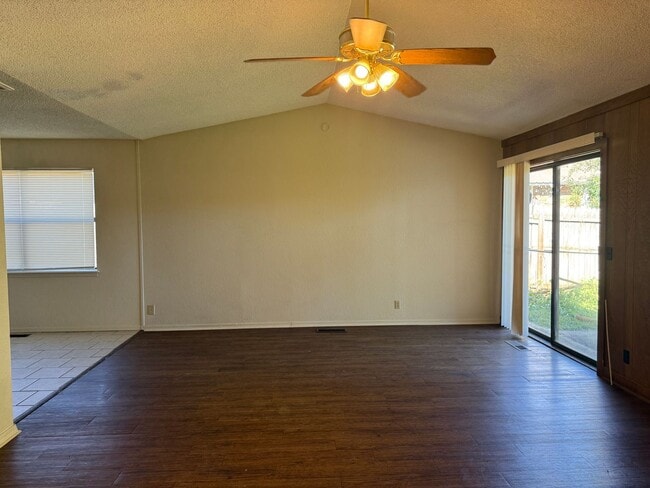 Building Photo - Three bedroom Duplex, Fenced Yard, Union School District