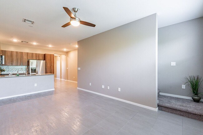 Foto del edificio - Great 3 Bedroom Townhome - NEW Carpet!