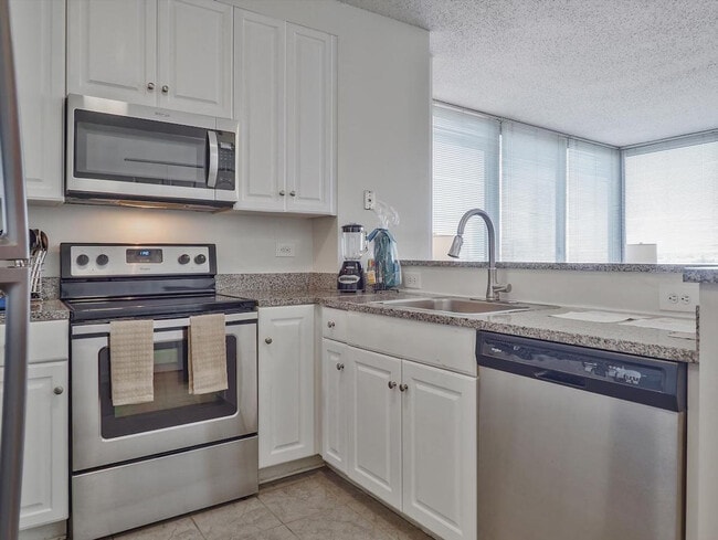 Building Photo - 33 Hudson St