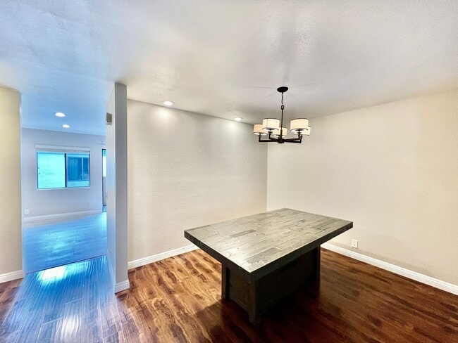 Foto del edificio - Beautiful 3B/2.5BA W/ Attached 2 Car Garage & W/D in La Jolla!