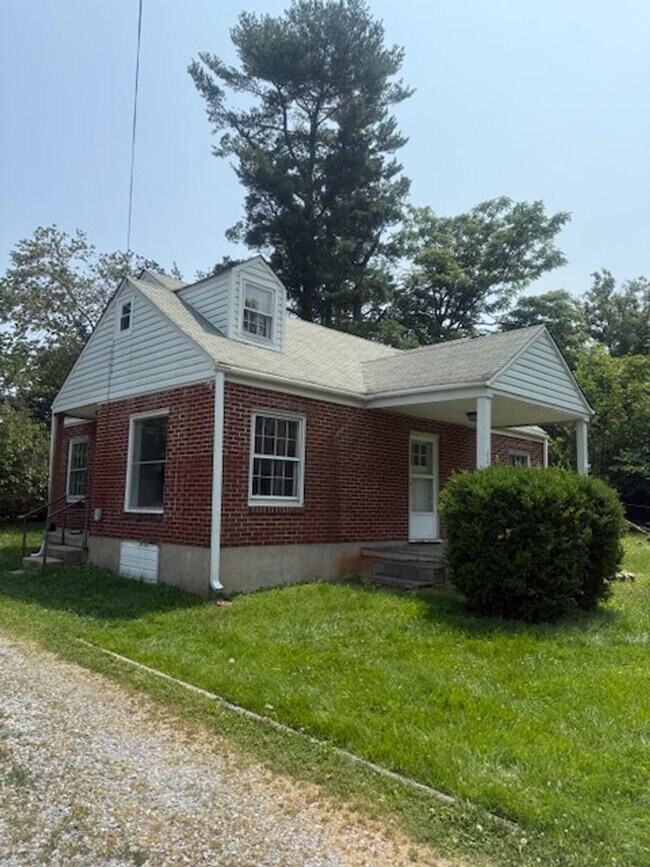 Building Photo - 3 Bedroom 1 Bath Available to Rent for $1,...