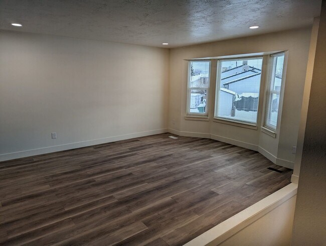 Building Photo - 3 Bedroom, 1 Bath Twin Home In West Jordan