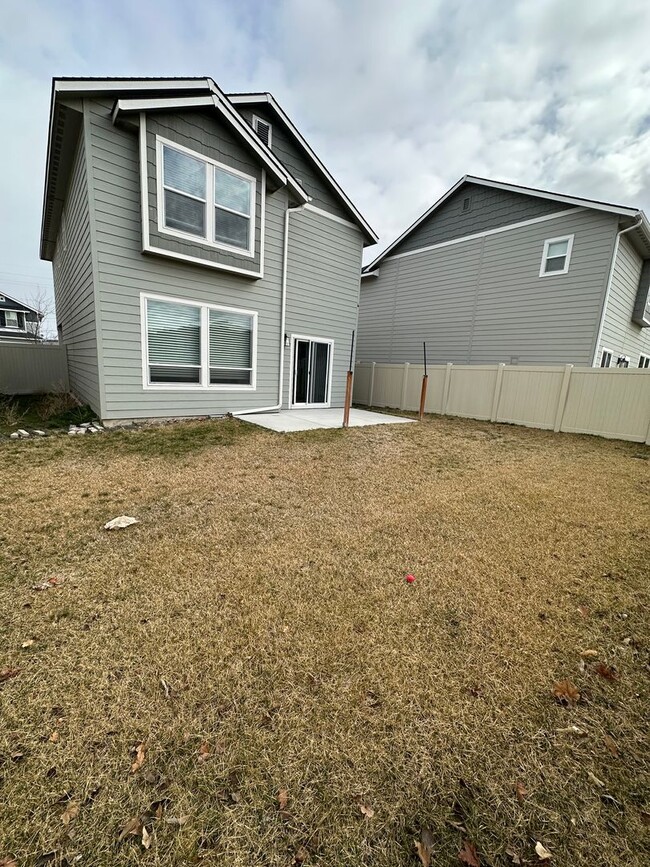 Building Photo - Three bedroom, 2 1/2 bath two-story Home m...