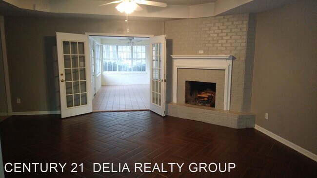 Building Photo - 4 br, 2.5 bath House - 910 Charleston Place