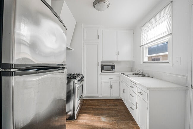 Foto del edificio - 5838.5 W 88th St