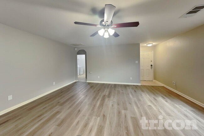 Foto del edificio - 4817 Cedar Springs Dr
