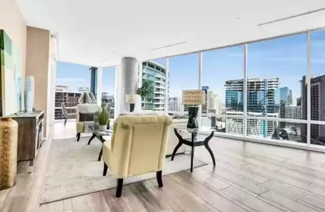 Foto del edificio - 2430 Victory Park Ln