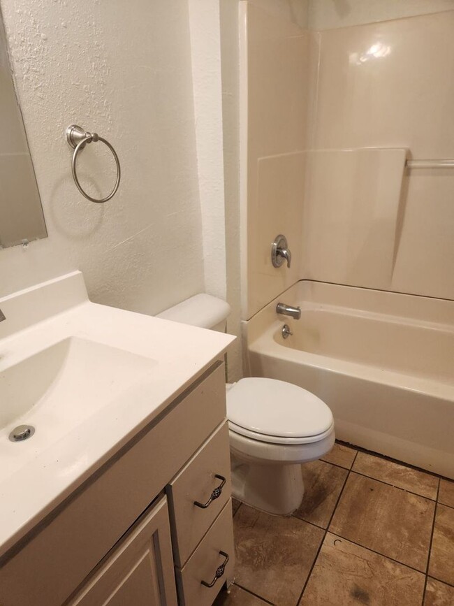 Building Photo - Quaint 2 BR/1 BA home section 8 preferred!