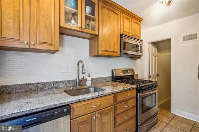 Building Photo - 705 Avon Pl