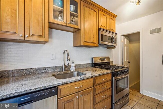 Foto del edificio - 705 Avon Pl