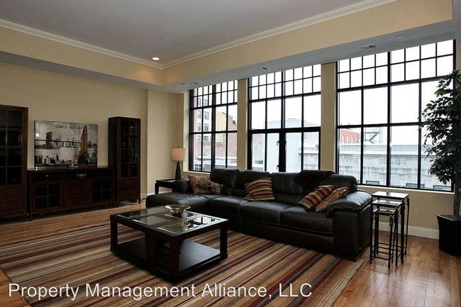 Building Photo - 325 S Salina St