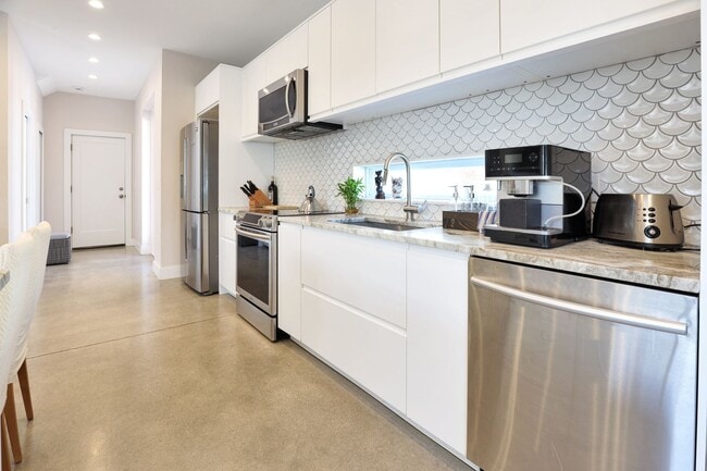 Building Photo - 4bd/3.5bth Perfectly Located Modern Townhouse