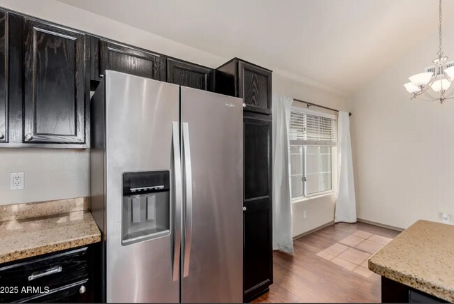 Foto del edificio - 1633 E Lakeside Dr