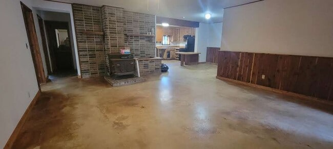 Building Photo - 4 Bedroom/1 Bath Cabin in Batesville