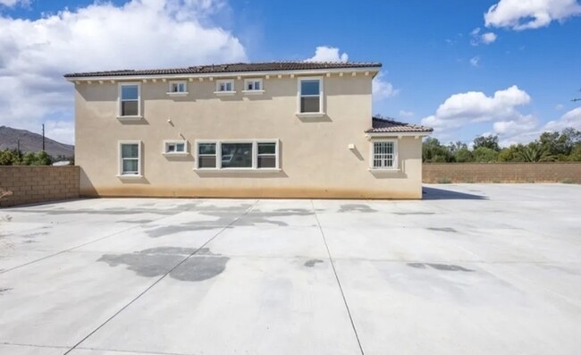 Building Photo - Beautiful Large 4 Bedroom 3 Bath Home with...