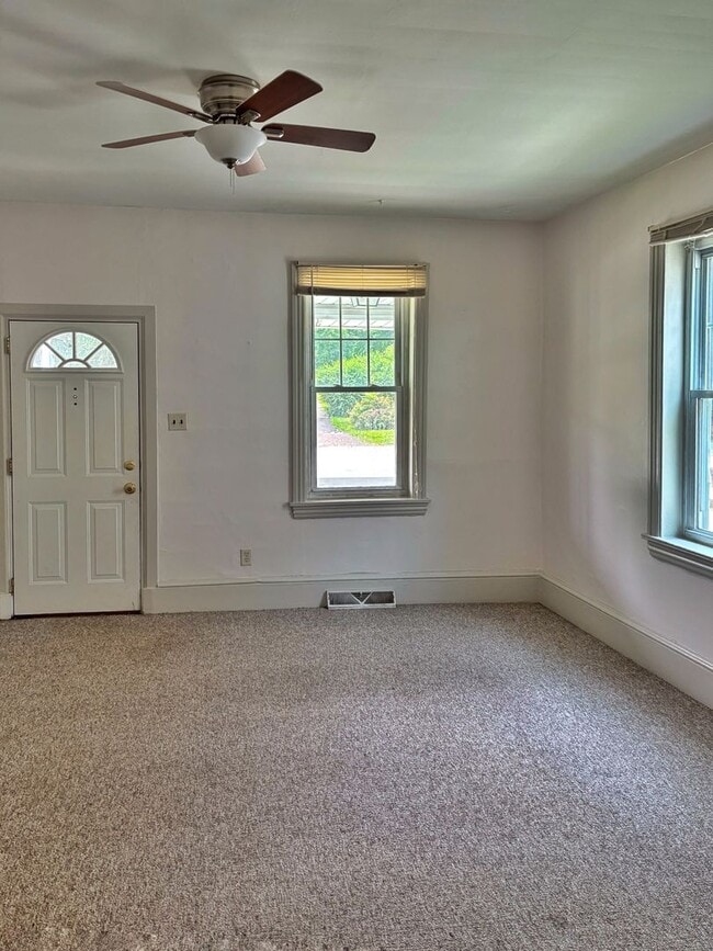Building Photo - 3 bed 1.5 bathroom apartment in Harleysvil...