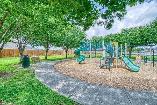 Building Photo - 1907 Wooded Acres Dr