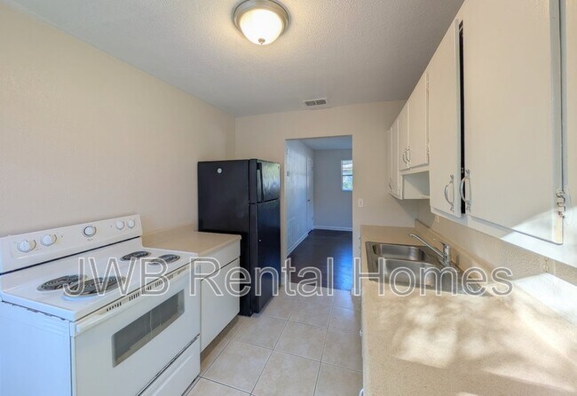 Foto del edificio - 6836 Jack Horner Ln