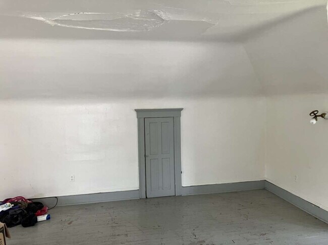 Foto del edificio - "4-Bed Home with spacious rooms in Wilkes Barre!"