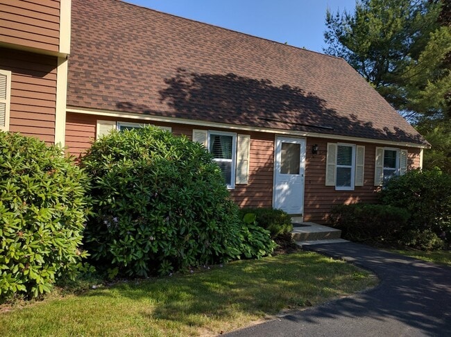 Building Photo - Spacious 2 Bedroom  Condo With Large Finis...