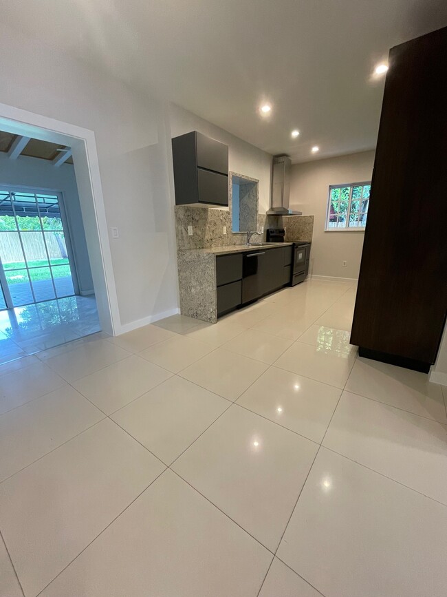 Kitchen - 7820 Carlyle Ave