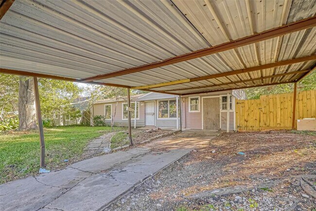 Foto del edificio - 5102 Lyndhurst Dr