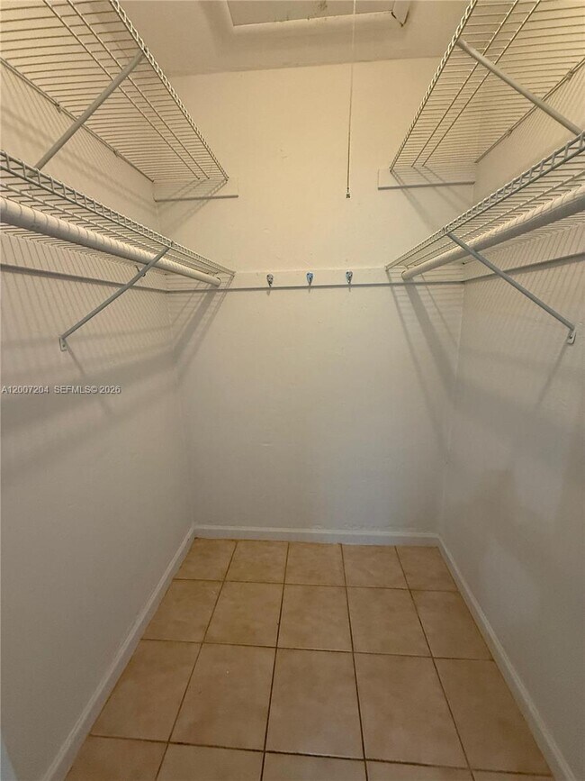 Foto del edificio - 2483 SW 11th St