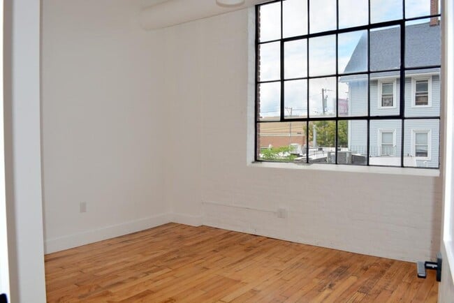 Building Photo - 320 Lafayette St