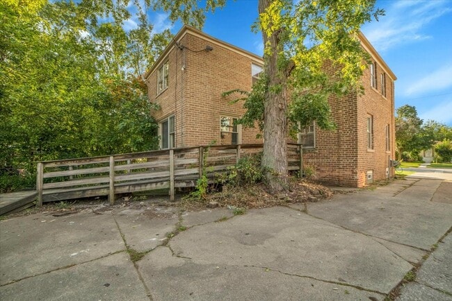 Building Photo - 2546 W 115th St