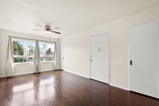 Building Photo - 431 Venice Way
