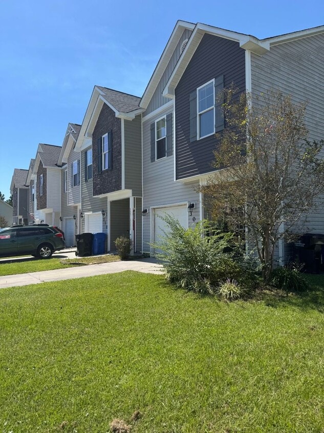 Building Photo - Townhouse For Rent!