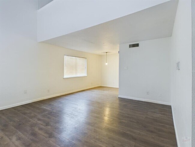 Foto del edificio - 2124 Burton Dr