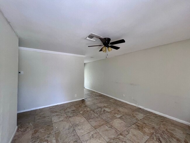 Building Photo - 2 bedroom 1 bath duplex in the heart of Na...